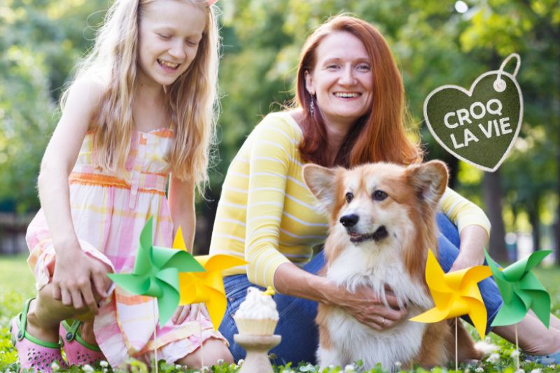 Famille dans la nature contente avec leur chien ayant résolu ses problèmes de santé depuis qu'il mange les croquettes CROQ' la Vie