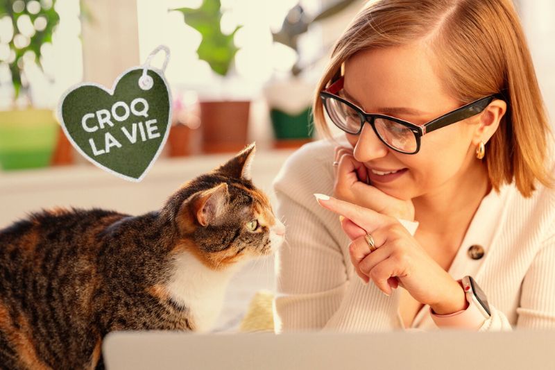 Maîtresse fait des câlins à son chat, elle est heureuse d'avoir aidé son chat avec ses problèmes d'insuffisance rénale. C'est grâce aux conseils d'éleveurs ce la famille des Joyeuses Gambades et aux croquettes CROQ' la Vie.